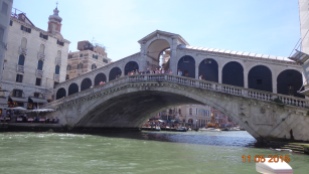 the famous Rialto Bridge joining the 2 halves of central Venice
